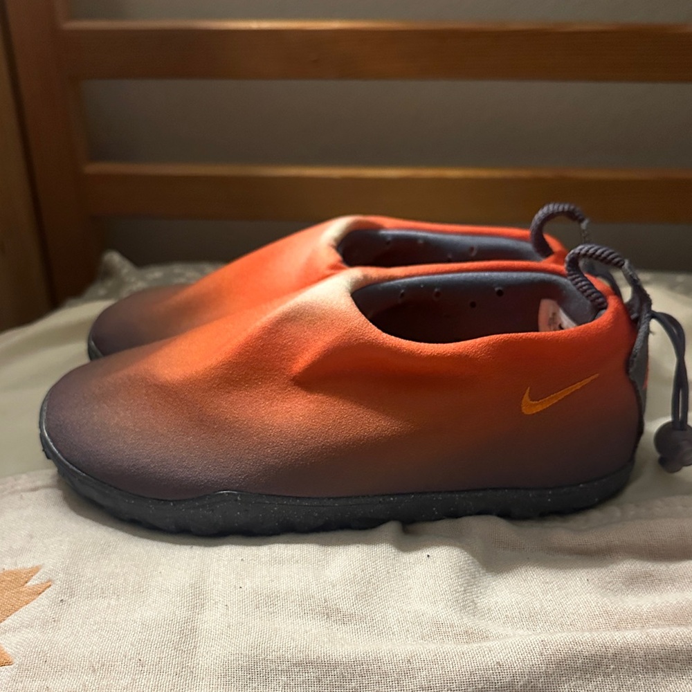 Nike ACG Moc Premium
Daybreak and Safety Orange NO BOX